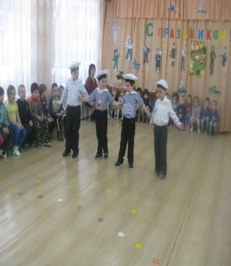 Танец «Яблочко» (средняя группа)
