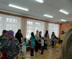 Танец вместе с мамами и бабушками (1- разновозр.гр.)